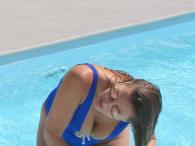 Imogen Thomas w niebieskim stroju kąpielowym